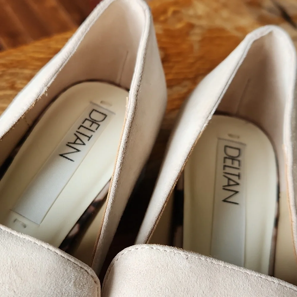 Deltan sz 9 Veronica‎ Suede Tortoise Buckle Flared Block Heel Pumps Cream